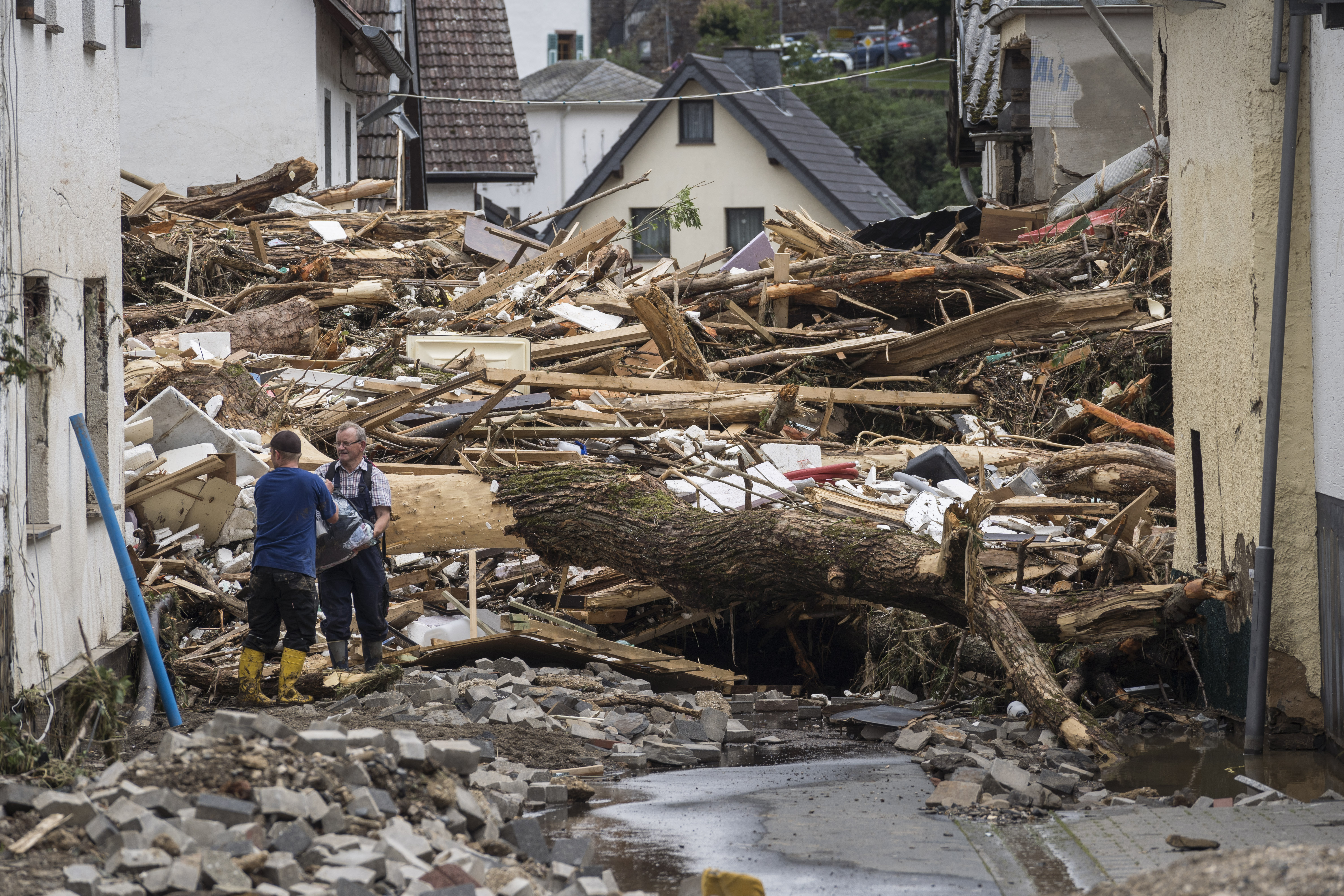 Γερμανία: Συγκλονίζουν οι εικόνες μετά την καταστροφή από την κακοκαιρία - Δείτε εικόνες