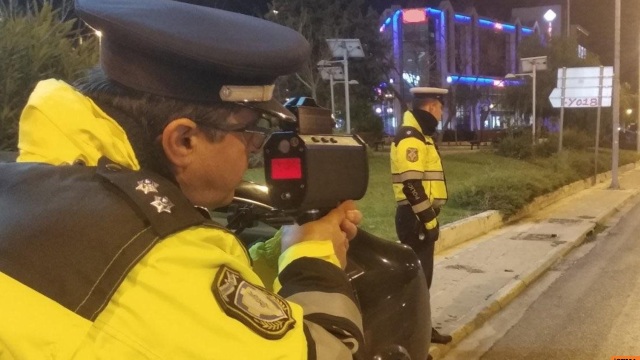 26χρονος χωρίς δίπλωμα έτρεχε με 174χλμ/ώρα στην Περιφερειακή Υμηττού 26χρονος χωρίς δίπλωμα έτρεχε με 174χλμ/ώρα στην Περιφερειακή Υμηττού