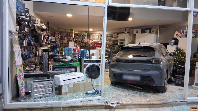 Ξέφρενη πορεία αυτοκινήτου στο Ναύπλιο: Μπήκε σε κατάστημα ηλεκτρικών ειδών