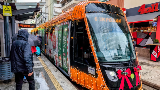 Το πιο χριστουγεννιάτικο τραμ βρίσκεται στην Αθήνα και φέρνει τη μαγεία στους δρόμους της πόλης, δείτε βίντεο