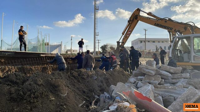 Εργάτες έπεσαν σε τάφρο μετά από υποχώρηση καγκέλων σε αθλητικό κέντρο, δείτε φωτογραφίες