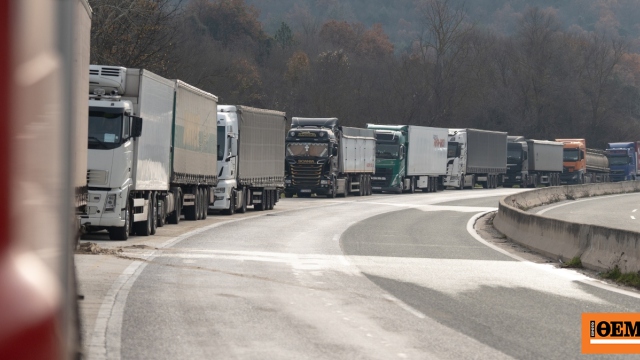 Σε απόγνωση οι μεταφορείς από τα μπλόκα των αγροτών – Δύο δυστυχήματα στις παρακαμπτήριες οδούς σε Αμφίκλεια και Άρτα