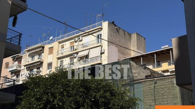 Γυναίκα απειλεί να πέσει από ταράτσα πολυκατοικίας, δείτε βίντεο και φωτογραφίες