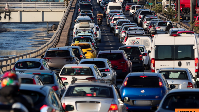 Σε εξέλιξη η έξοδος των Χριστουγέννων με μποτιλιάρισμα σε Κηφισό, Αττική Οδό, Σκαραμαγκά, Πειραιά και κέντρο