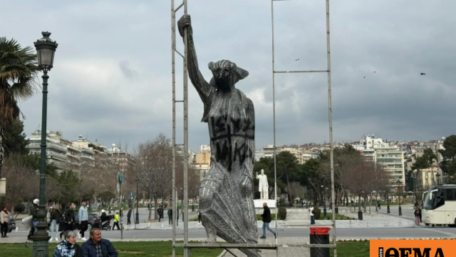 Βανδάλισαν τη «γυναίκα στο λεωφορείο» στην Αριστοτέλους, δείτε βίντεο Βανδάλισαν τη «γυναίκα στο λεωφορείο» στην Αριστοτέλους, δείτε βίντεο