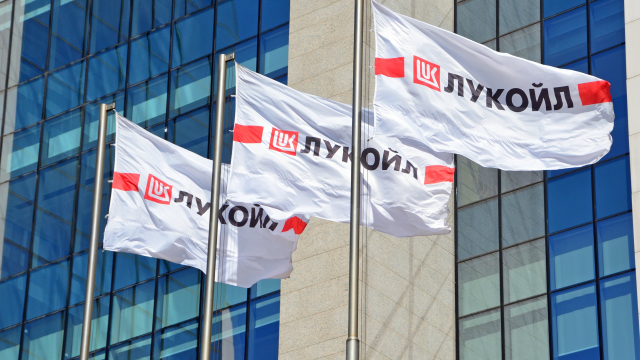 Ο ενεργειακός κολοσσός Lukoil πούλησε σε ελβετική εταιρεία τις διεθνείς της επιχειρήσεις