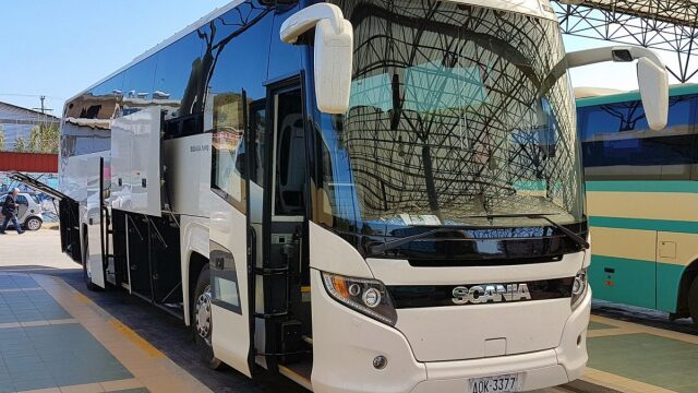 ΚΤΕΛ προσέκρουσε σε προστατευτικές μπάρες στο Αγρίνιο, «αποκοιμήθηκε στο τιμόνι ο οδηγός», καταγγέλλει μητέρας επιβάτιδος