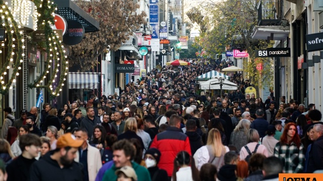 Αυξημένη κίνηση στην Ερμού και τα εμπορικό κέντρα, δείτε βίντεο