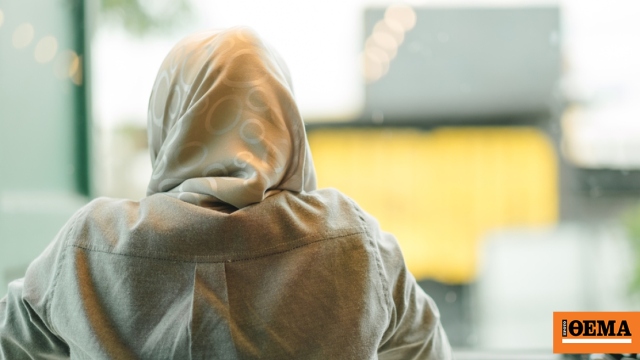 Έγινε νόμος η απαγόρευση της ισλαμικής μαντίλας στα σχολεία για κορίτσια κάτω των 14 ετών