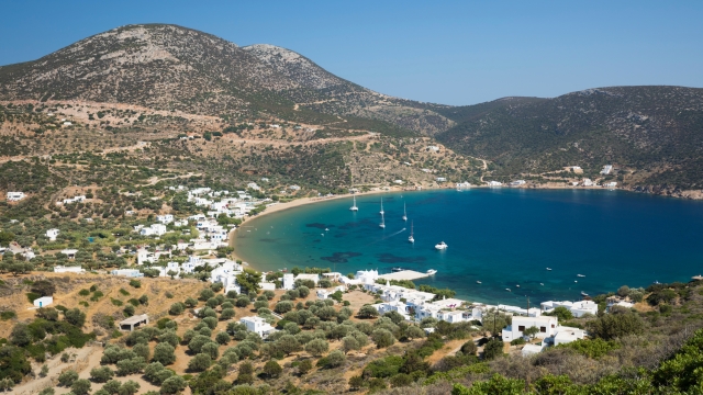 Οι Κυκλάδες διατηρούν τη δυναμική τους: Θετικά μηνύματα από την τουριστική ζήτηση σε Σύρο, Σίφνο και Νάξο