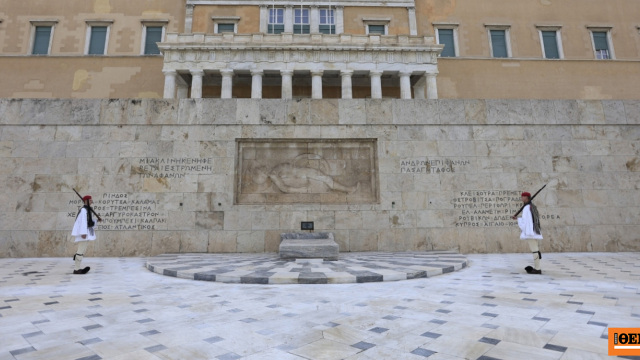 Προσαγωγές στο μνημείο του Αγνώστου Στρατιώτη – Μέλη του Ρουβίκωνα άνοιξαν πανό