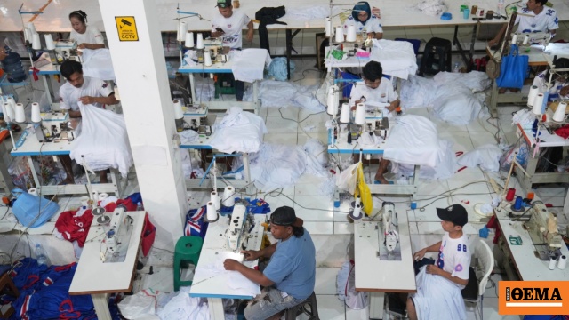 Προτρέπει κολοσσούς της ένδυσης να λάβουν μέρα για τα δικαιώματα των εργαζομένων