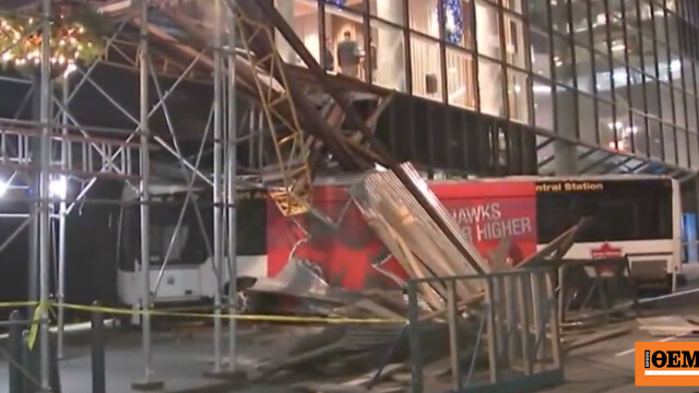 Λεωφορείο έπεσε σε σκαλωσιά κτιρίου στο κέντρο του Μανχάταν, τραυματίστηκε ο οδηγός, δείτε βίντεο