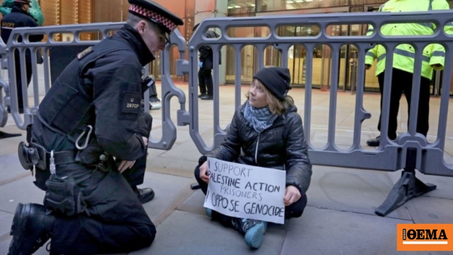 Ελεύθερη αφέθηκε η Γκρέτα Τούνμπεργκ μετά τη σύλληψή της στο Λονδίνο για διαμαρτυρία υπέρ της Παλαιστίνης