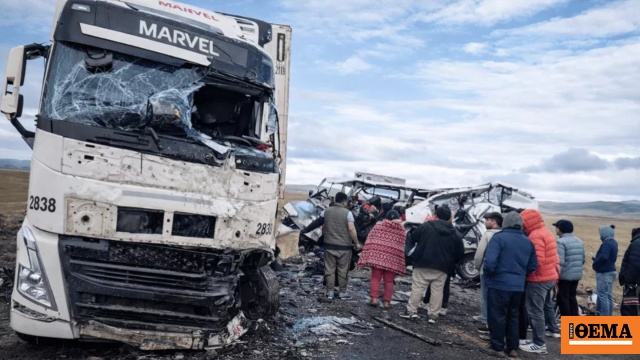 Τουλάχιστον 13 νεκροί σε σύγκρουση μίνι βαν με φορτηγό στο Περού, δείτε βίντεο
