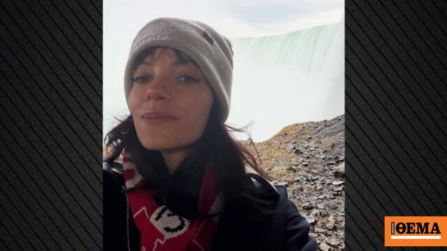 Η Λίλι Άλεν ποζάρει με φόντο τους καταρράκτες του Νιαγάρα