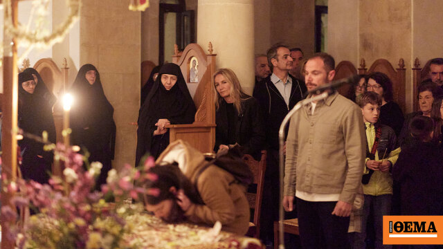 Ο Κυριάκος Μητσοτάκης και η σύζυγός του στην Ακολουθία και την περιφορά του Επιταφίου στα Χανιά, δείτε φωτογραφίες