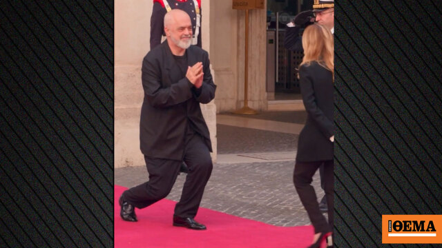 Το έκανε πάλι ο Ράμα: Γονάτισε ξανά μπροστά στην Μελόνι κατά την επίσκεψή του στην Ιταλία, δείτε βίντεο