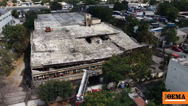 Κατέρρευσε η οροφή του εργοστασίου στο Αιγάλεω, συνεχίζεται η κατάσβεση για δεύτερο 24ωρο, δείτε βίντεο