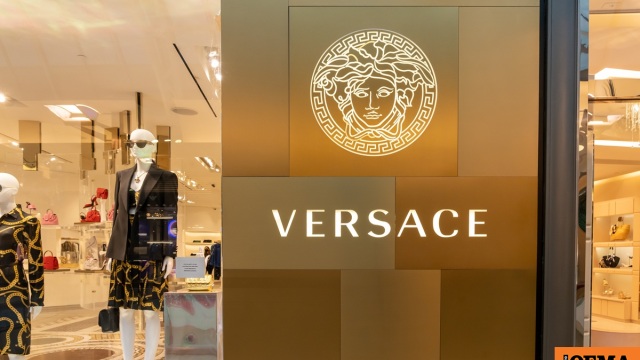 Η Prada ολοκλήρωσε την εξαγορά της Versace μετά από πολύμηνες διαπραγματεύσεις