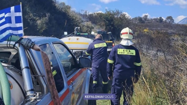 Υπό μερικό έλεγχο η φωτιά σε δάσος στα Μαυράτα Κεφαλονιάς, δείτε βίντεο και φωτογραφίες