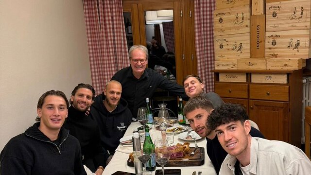 Το δείπνο του αρχηγού της Γιουβέντους με παίκτες της Ίντερ «εξόργισε» τους οπαδούς των μπιανκονέρι Το δείπνο του αρχηγού της Γιουβέντους με παίκτες της Ίντερ «εξόργισε» τους οπαδούς των μπιανκονέρι