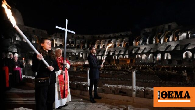 Ο Πάπας Λέων έγινε ο πρώτος Ποντίφικας εδώ και δεκαετίες που μετέφερε τον Σταυρό της Μεγάλης Παρασκευής στο Κολοσσαίο