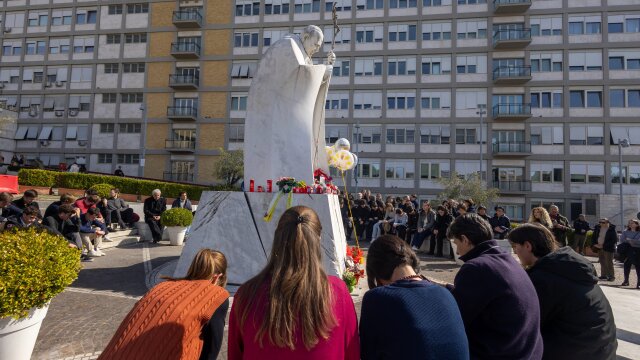 Φίλος του Πάπα προσπάθησε να μπει στο δωμάτιο του νοσοκομείου για να τον χαιρετήσει Φίλος του Πάπα προσπάθησε να μπει στο δωμάτιο του νοσοκομείου για να τον χαιρετήσει