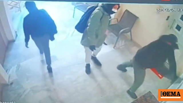 Εισβολή κουκουλοφόρων στο βουλευτικό γραφείο του Φάνη Παππά Εισβολή κουκουλοφόρων στο βουλευτικό γραφείο του Φάνη Παππά