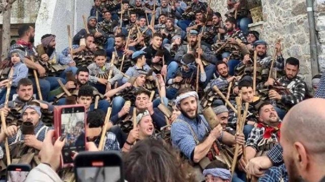 Νάξος: Οι «Κουδουνάτοι» έκαναν… χαμό στο Φιλώτι Νάξος: Οι «Κουδουνάτοι» έκαναν… χαμό στο Φιλώτι