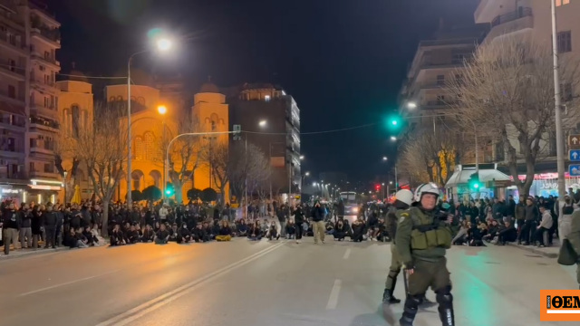 Καθιστική διαμαρτυρία στην Καμάρα, δείτε βίντεο Καθιστική διαμαρτυρία στην Καμάρα, δείτε βίντεο