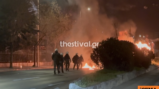Σοβαρά επεισόδια τα ξημερώματα στη Θεσσαλονίκη – Τραυματίας αστυνομικός από μολότοφ Σοβαρά επεισόδια τα ξημερώματα στη Θεσσαλονίκη – Τραυματίας αστυνομικός από μολότοφ