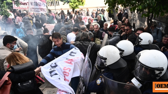 Επεισόδια στην πορεία των εκπαιδευτικών, δείτε βίντεο Επεισόδια στην πορεία των εκπαιδευτικών, δείτε βίντεο