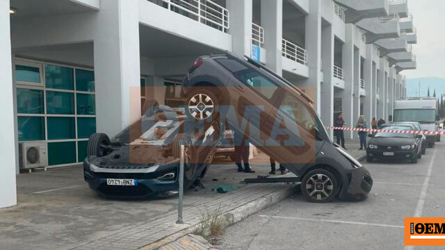«Κόλλησε το γκάζι» και αυτοκίνητο «καβάλησε» άλλα οχήματα πριν σταματήσει σε κολώνες «Κόλλησε το γκάζι» και αυτοκίνητο «καβάλησε» άλλα οχήματα πριν σταματήσει σε κολώνες