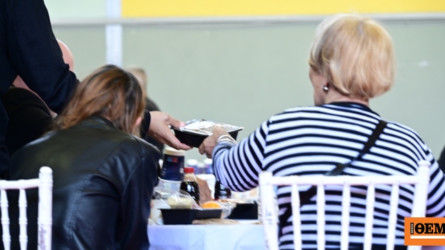Πασχαλινό γεύμα για ευάλωτους από τον δήμο Αθηναίων Πασχαλινό γεύμα για ευάλωτους από τον δήμο Αθηναίων