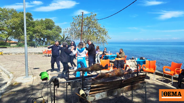 Ψήσιμο του οβελία, τσούγκρισμα και χοροί Ψήσιμο του οβελία, τσούγκρισμα και χοροί