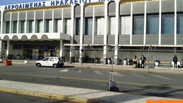 «Θεριακλής» τουρίστας άναψε τσιγάρο στην πίστα του αεροδρομίου Ηρακλείου και συνελήφθη «Θεριακλής» τουρίστας άναψε τσιγάρο στην πίστα του αεροδρομίου Ηρακλείου και συνελήφθη