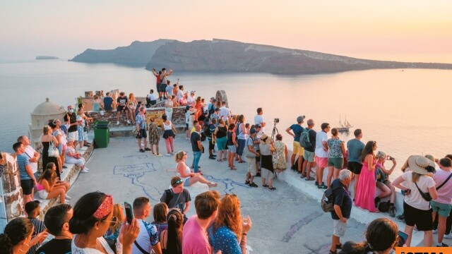 ΙΝΣΕΤΕ: Ανθεκτικός ο ελληνικός τουρισμός – «Αγκάθι» η συρρίκνωση της μέσης διάρκειας παραμονής