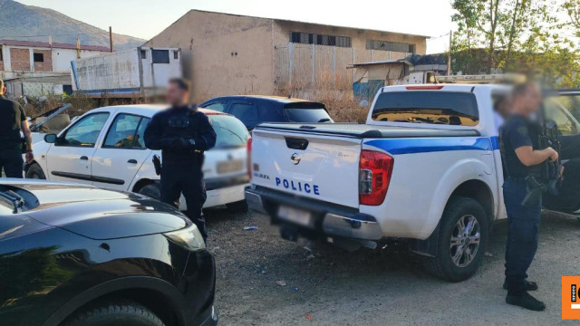 Ρομά έβαλαν φωτιές, πέταξαν πέτρες σε λεωφορείο και οχήματα της ΕΛΑΣ, αστυνομικός τραυματίστηκε στο κεφάλι