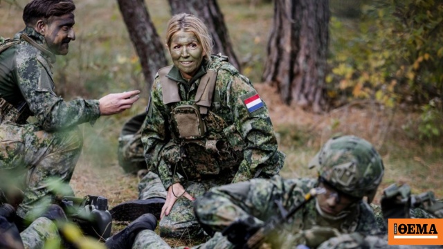 Με φούμο και στρατιωτική παραλλαγή η βασίλισσα Μάξιμα της Ολλανδίας Με φούμο και στρατιωτική παραλλαγή η βασίλισσα Μάξιμα της Ολλανδίας