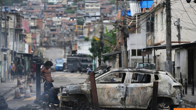 Tουρίστες εγκλωβίστηκαν σε βουνοκορφή στο Ρίο ντε Τζανειρο κατά τη διάρκεια αστυνομικής επιχείρησης σε φαβέλα