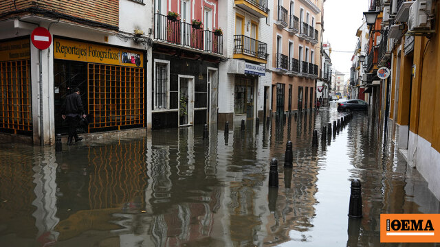 Πλημμύρες σε νοσοκομεία και σχολεία, ακινητοποιημένα μετρό και τρένα