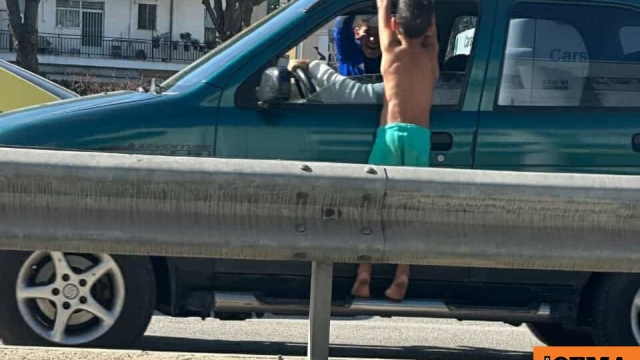 Μικροί Ρομά κρεμιούνται από ΙΧ προκαλώντας τρόμο στους οδηγούς της Πάτρας Μικροί Ρομά κρεμιούνται από ΙΧ προκαλώντας τρόμο στους οδηγούς της Πάτρας