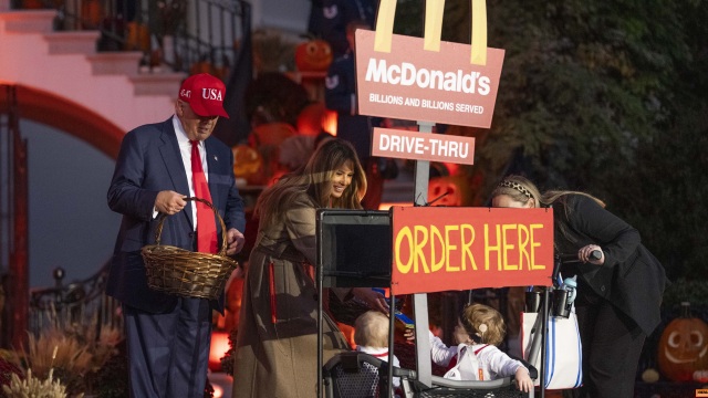 Το high 5 με τον «μίνι» σωσία του, το κοριτσάκι που του ζήτησε γλυκά και η κίνηση που επανέλαβε μετά από 6 χρόνια Το high 5 με τον «μίνι» σωσία του, το κοριτσάκι που του ζήτησε γλυκά και η κίνηση που επανέλαβε μετά από 6 χρόνια