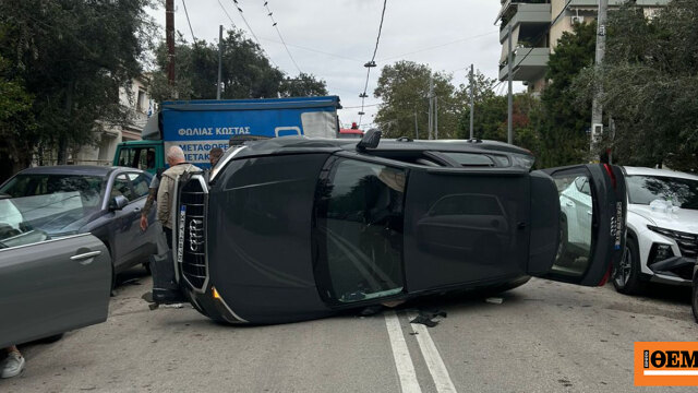 Τροχαίο στα Βριλήσσια με αυτοκίνητο έπεσε πάνω σε άλλο όχημα και ντεραπάρισε στη μέση του δρόμου Τροχαίο στα Βριλήσσια με αυτοκίνητο έπεσε πάνω σε άλλο όχημα και ντεραπάρισε στη μέση του δρόμου