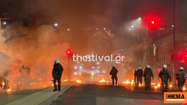 Επίθεση με μολότοφ σε ΜΑΤ στο κέντρο της Θεσσαλονίκης, ζημιές σε αυτοκίνητα – Δείτε βίντεο