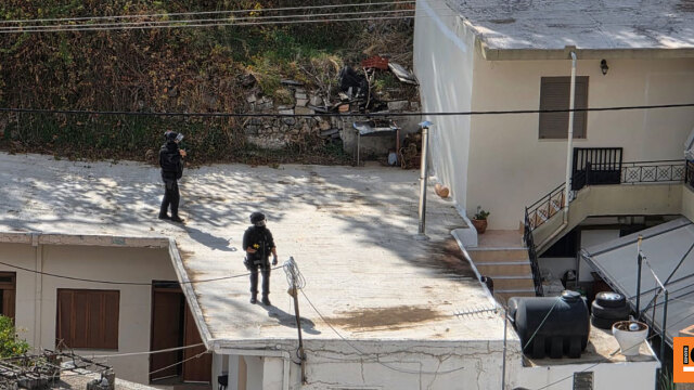 Πόρτα-πόρτα και πάνω σε ταράτσες πάνοπλοι άνδρες της ΕΚΑΜ ψάχνουν στοιχεία για το αιματοκύλισμα στα Βορίζια