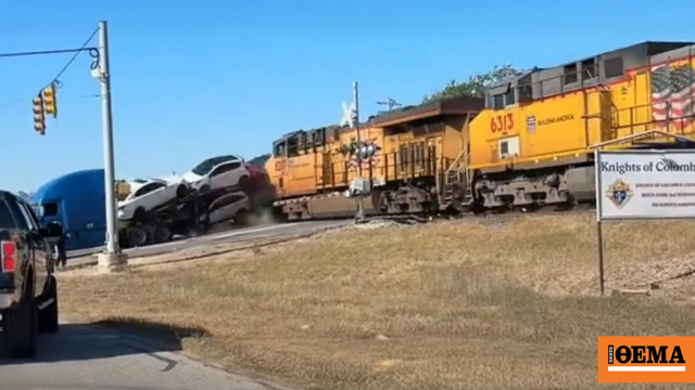 Τέξας: Νταλίκα που μετέφερε αυτοκίνητα κόλλησε στις ράγες και συγκρούστηκε με τρένο