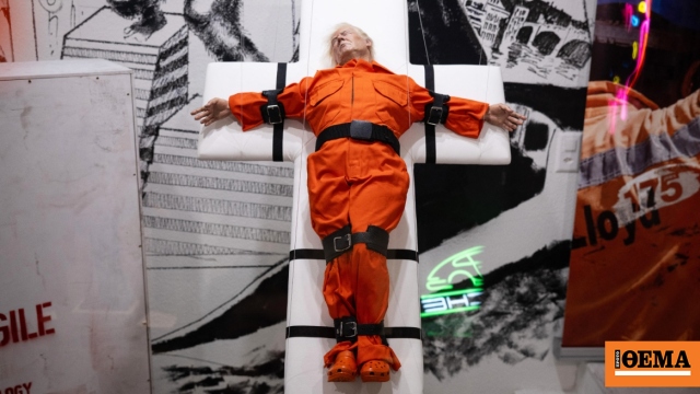 Άγαλμα που απεικονίζει τον Τραμπ σταυρωμένο εκτίθεται στη Βασιλεία