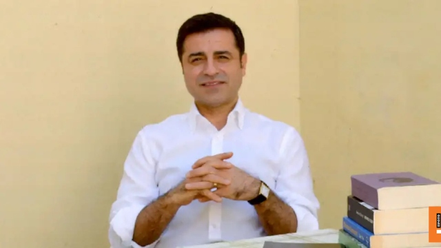 Το Ευρωπαϊκό Δικαστήριο Ανθρωπίνων Δικαιωμάτων καλεί την Τουρκία να αποφυλακίσει τον Ντεμιρτάς